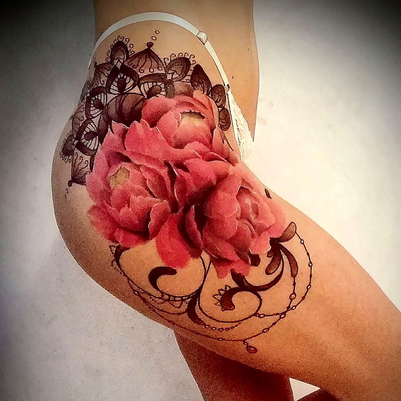 Tatuaje fino floral y botánico